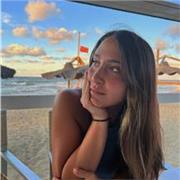 Laureanda in Giurisprudenza impartisce lezioni di diritto a studenti di istituti tecnici professionali e universitari